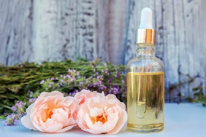 ILUSTRASI. Minyak mawar biasa digunakan dalam aromaterapi. Diekstrak dari kelopak bunga mawar, minyak essensial ini memiliki khasiat untuk kecantikan. (Healthline)