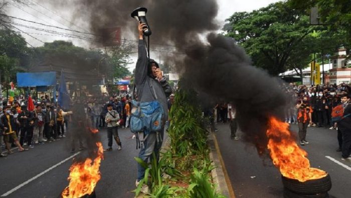 Ratusan mahasiswa dan buruh yang tergabung dalam Aliansi Rakyat Bersatu berunjuk rasa menolak pengesahan Omnibus Law, di Alun-alun Serang, Banten.