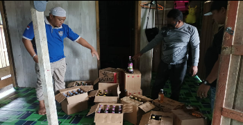 Photo of Razia Pekat, Polsek Sangkulirang Dapati 230 Botol Miras Ilegal Dan 30 Liter Ciu Diamankan Dari Warga Kecamatan Karangan