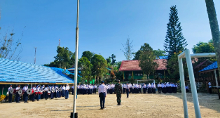 Photo of Ajarkan Rasa Cinta Tanah Air, Babinsa Kaliorang Pimpin Upacara di SMP Negeri 1 Kaliorang