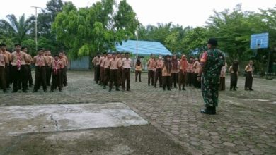 Photo of Tingkatkan Disiplin dan Mental, Babinsa Telen Beri Latihan PBB Murid SMP