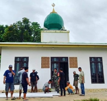 Photo of Koramil Bengalon Eratkan Sinergitas dengan Gotong Royong Rumah Ibadah